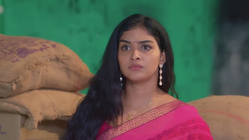 Karthikeyan Saves Geeta | Karthigai Deepam