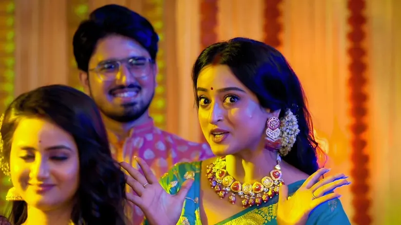 Rai, Nilu and Srot Celebrate with the Malliks I Mala Bodol I Promo