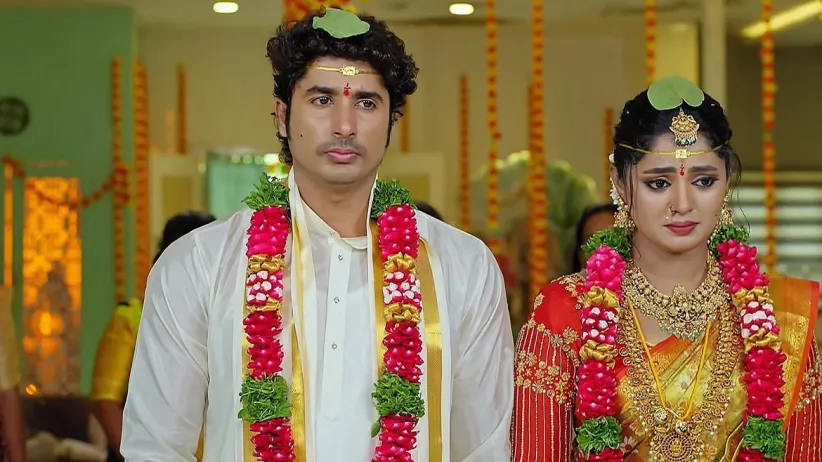 The Newlyweds Are Welcomed to Janaki's House
