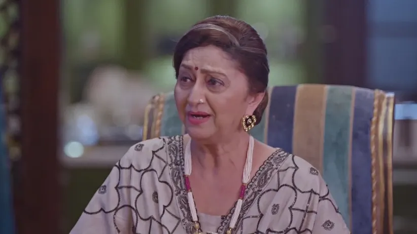 Harleen Gives Monisha Her Sargi | Kumkum Bhagya