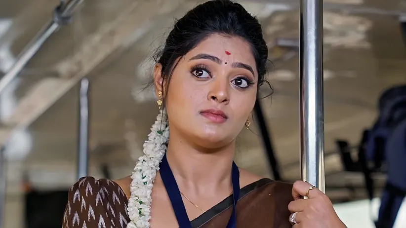 Suhasini Sees Purushottam Running behind a Bus