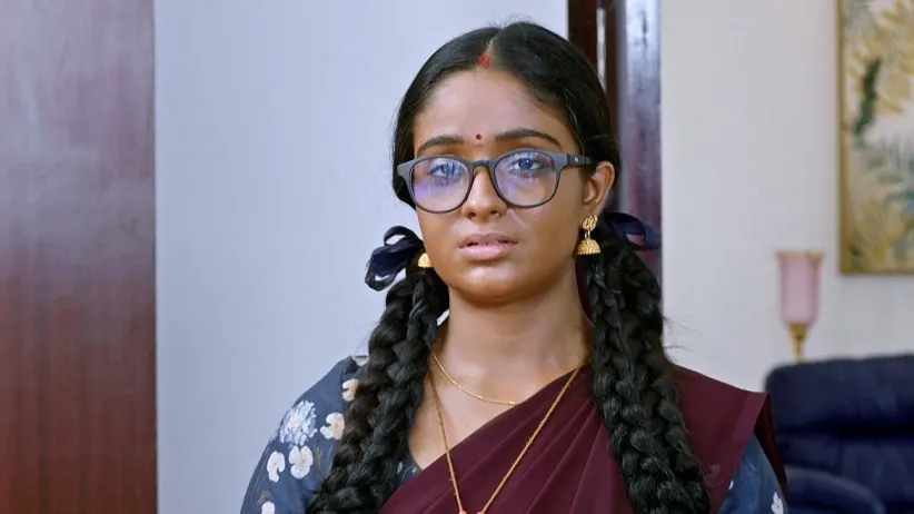 Deepa Holds Soundharya's Hand