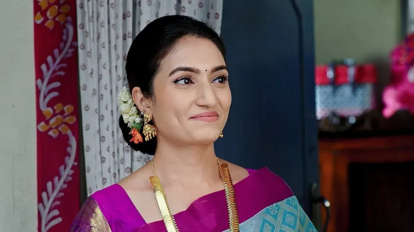 Seetha Wears a Sari for the Office Puja