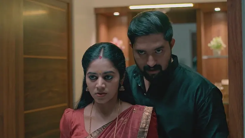 Raghu Overhears Nithya’s Conversation