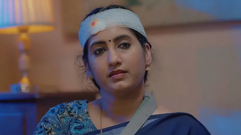 Jayaram Tends to an Injured Nandhini | Valsalyam