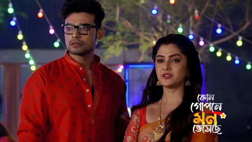 Shyamoli Catches Sumedh and Ahana in the Act