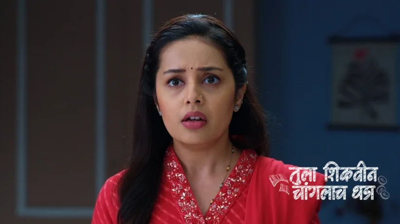 Akshara Comforts an Upset Charuhas