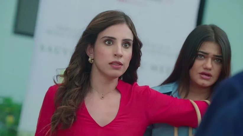 The Workers Try to Throw Ink on Riddhi