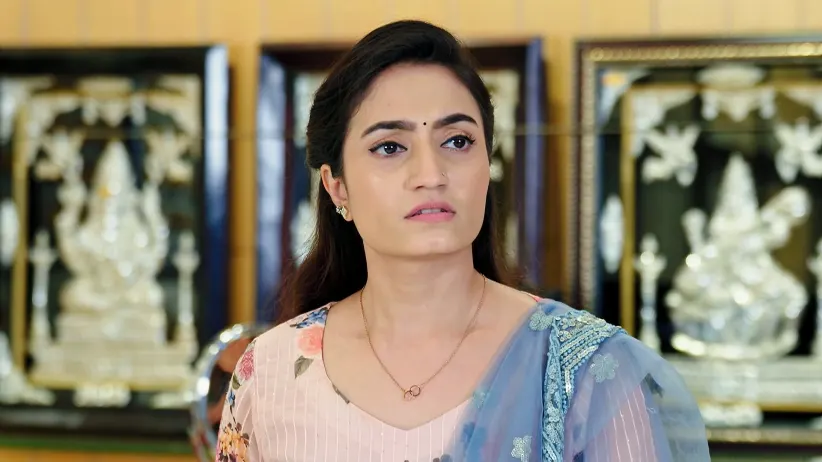 Ram Helps Seetha Wear a Mangalsutram