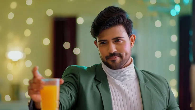 Nakshatra Tries to Get Intimate with Gagan
