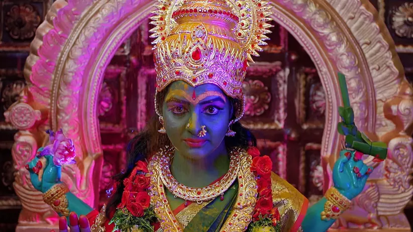 Sharanya Helps Ananda Act as the Goddess’ Idol