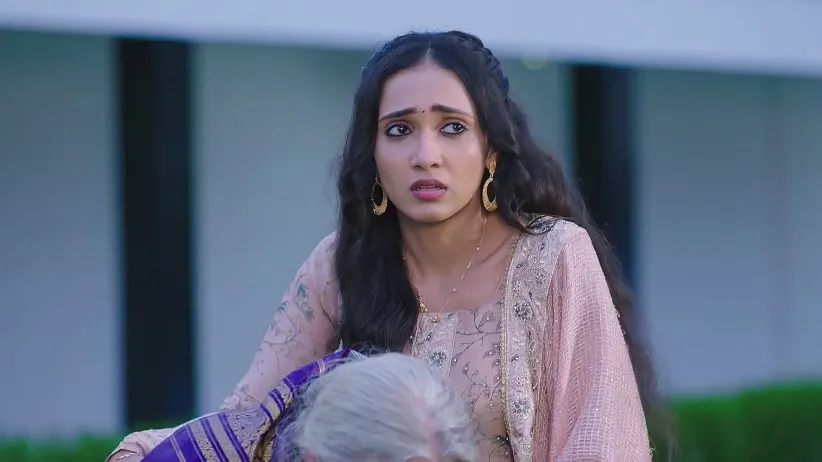 Shravani Worries as Lalita Devi Faints - Shravani Subramanya