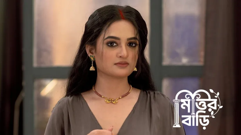 Dhrubo Buys a Saree for Jonaki