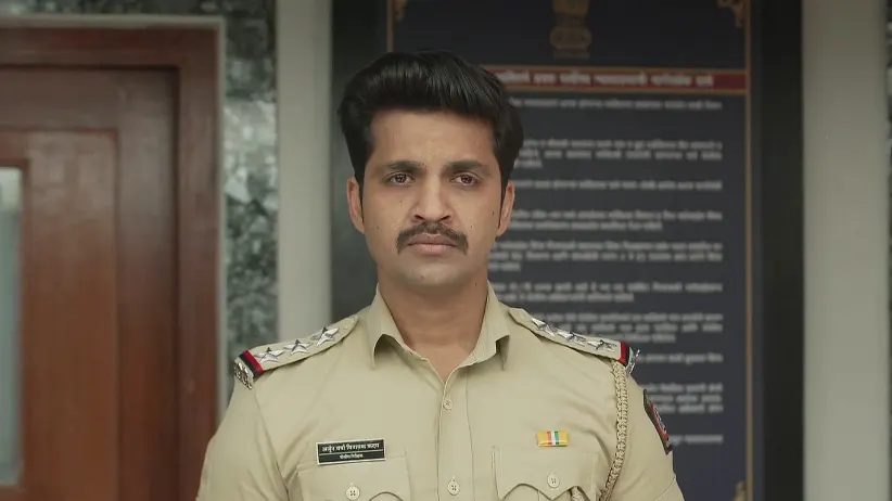 Girish Hands Attar To the Police - Appi Amchi Collector