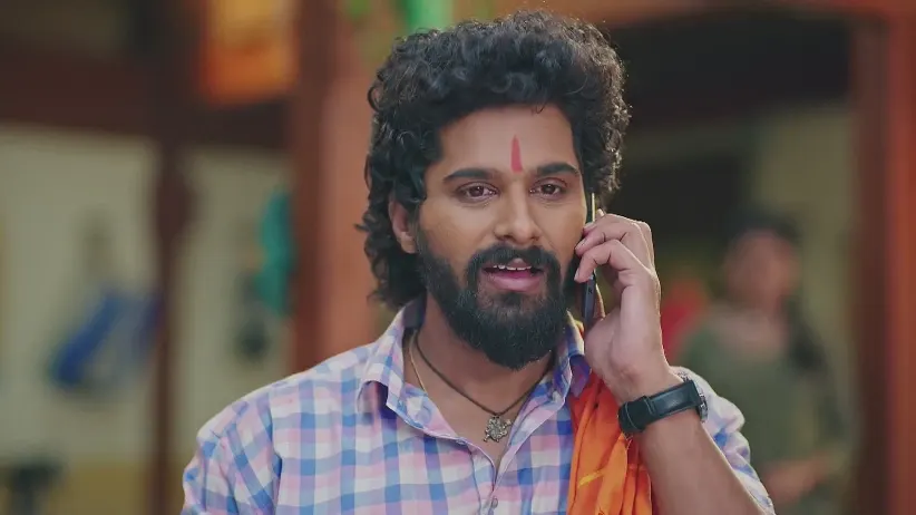 Surya Praises His Sisters In Front of the Guest - Lakhat Ek Amcha Dada