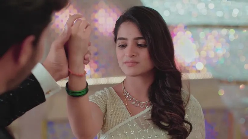Paaru Refuses to Click a Photo with Aditya - Paaru