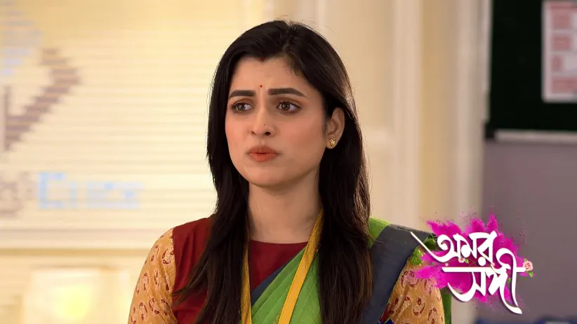 Raj Spots Shree in Satish's Car