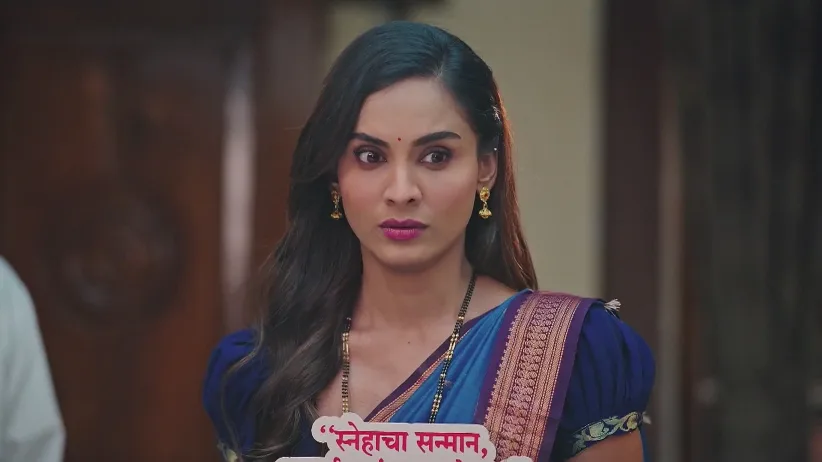 Tulja Tells Shatrughan to Pick Up the Belongings - Lakhat Ek Amcha Dada