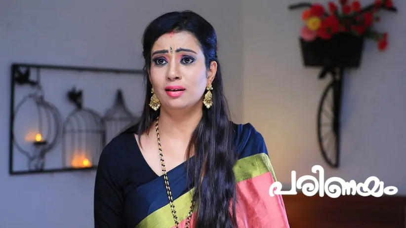 Suhasini Hesitates to Greet Vikranth