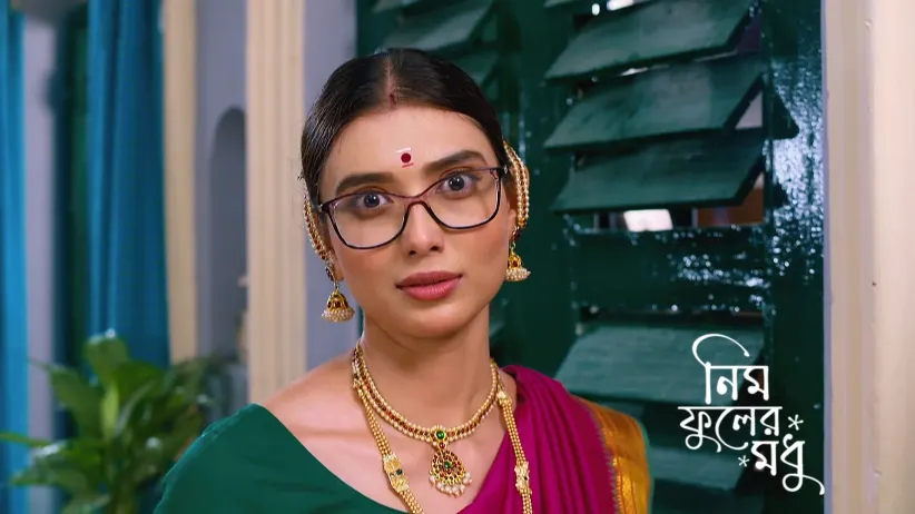 Parna Arrives at the Court with Evidence