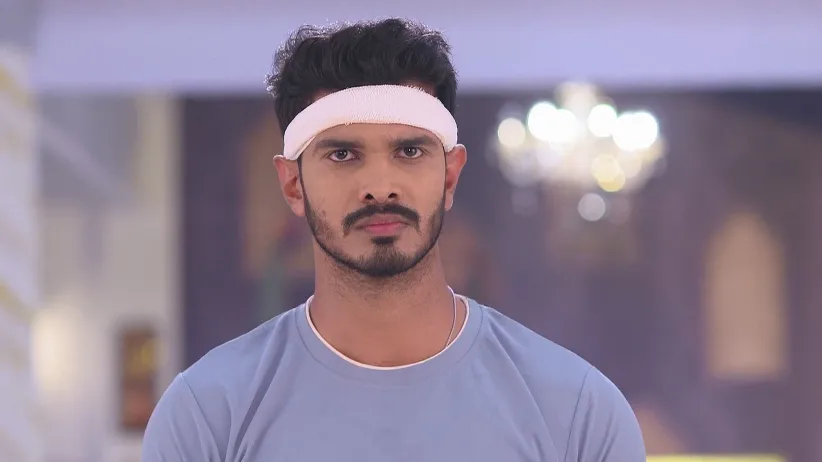 The Police Officer Questions Raghav - Tu Khara Mun Chaai
