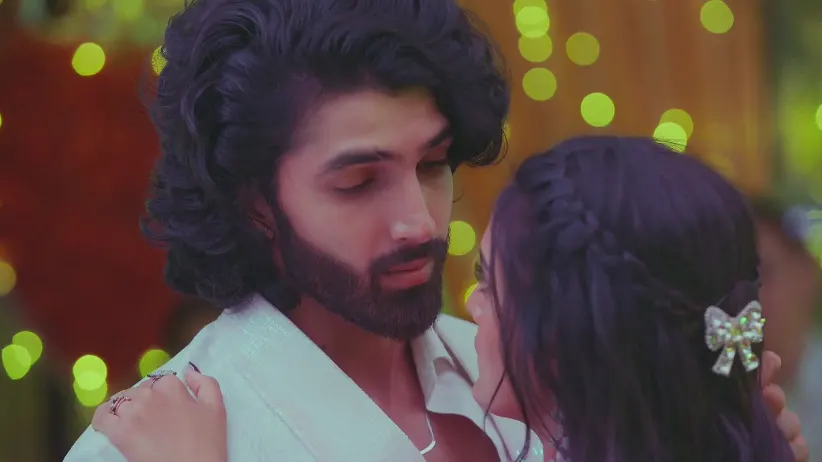Reet Saves Raghav from Being Hurt - Jaane Anjaane Hum Mile