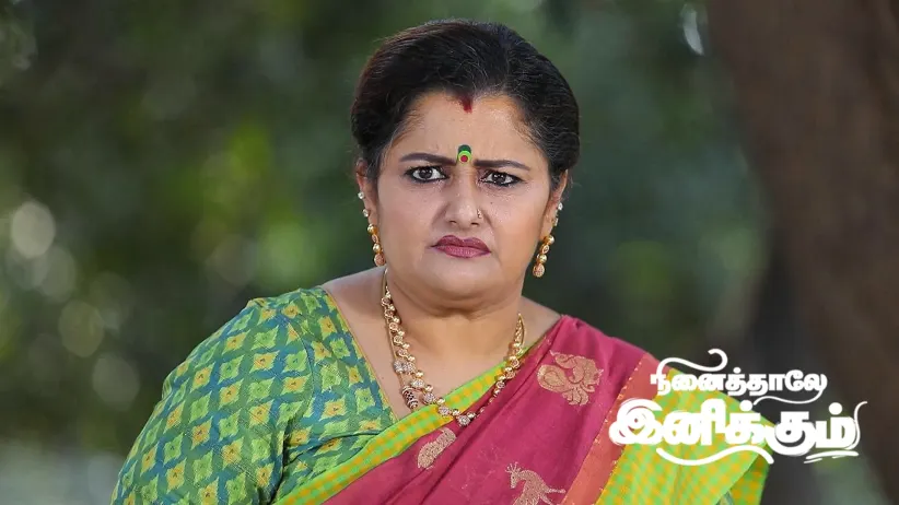Savitri Tries to Snatch a Woman’s Jewellery