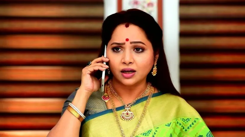 Vanathi Fails to Notice Karthik