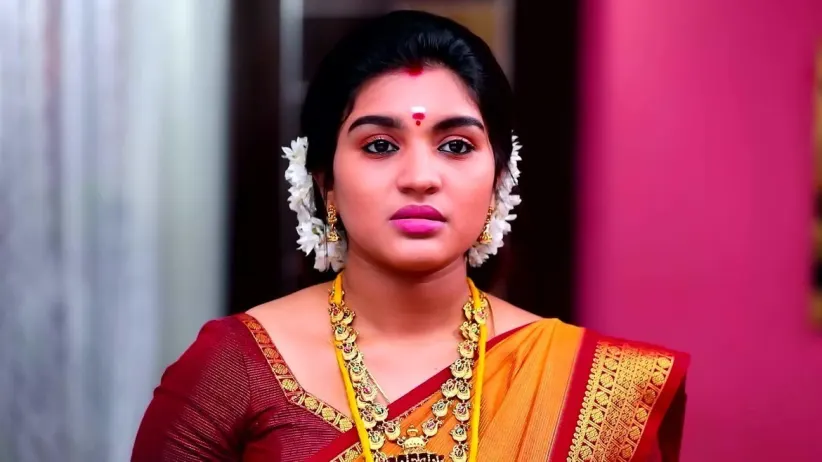 Akhila Stops Parvathy from Revealing the Truth