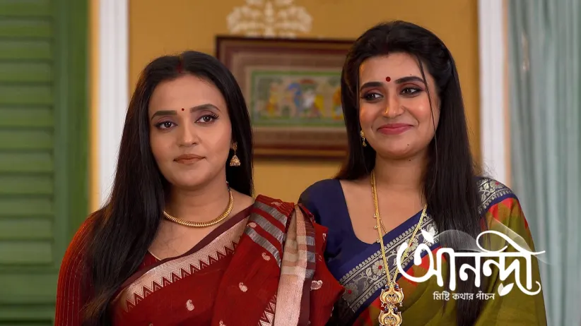 Mrinalini Receives an Antique Necklace