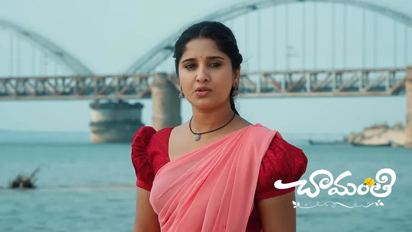 Roja Snatches the Necklace from Ramachandrayya