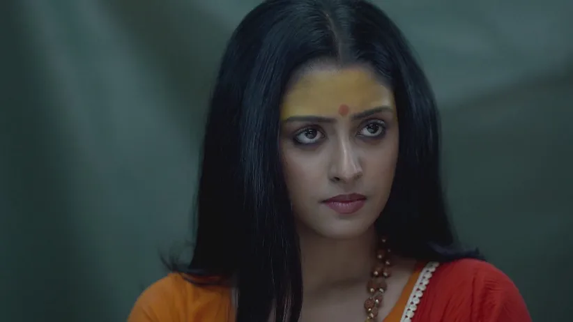 Parul Safely Brings Shirin to the Tent - Parineeta