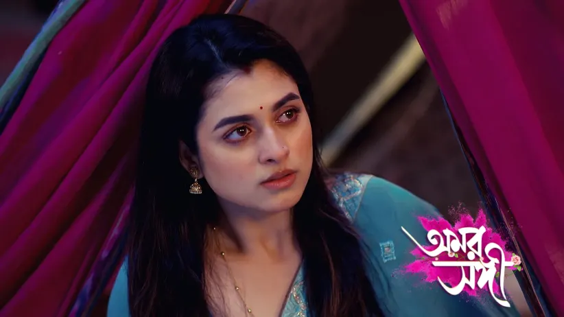 Some Ladies Arrive at Ghoshal House for Shree