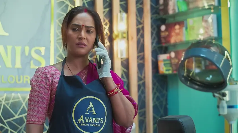 Tamanna Breaks Mala's SIM Card - Bas Itna Sa Khwaab