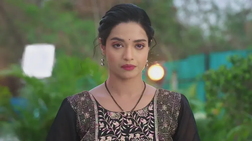 The Actress Gets Angry at Leela - Navri Mile Hitlerla