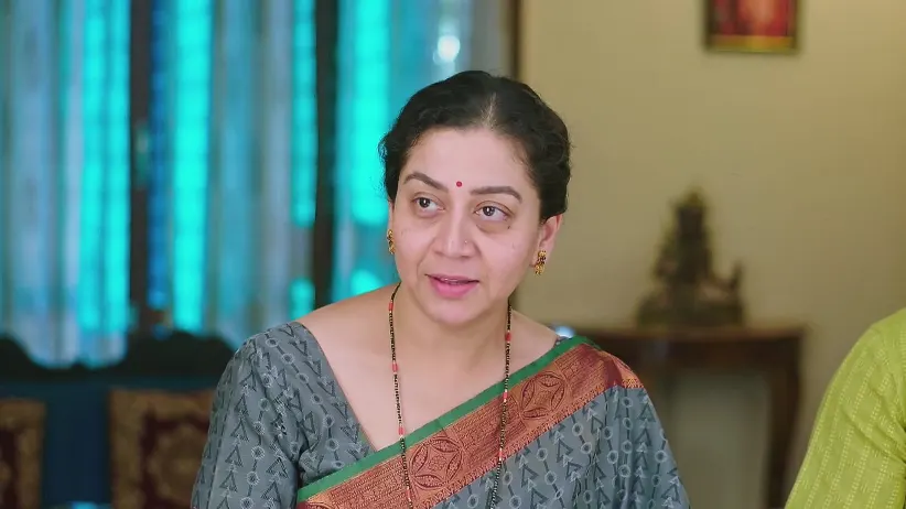 Poorni Gives the Crying Baby to Tulasi