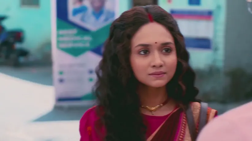 Moyna Asks Roddur to Meet Her on His Birthday