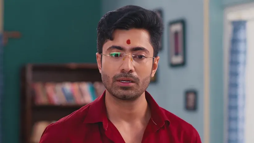 Roddur Shows Moyna's Card to Golu - Puber Moyna