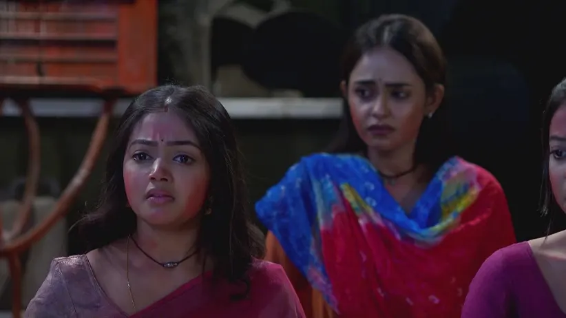 বন্দি দশা থেকে বেরোনোর পথ খোঁজে ফুলকি। ফুলকি