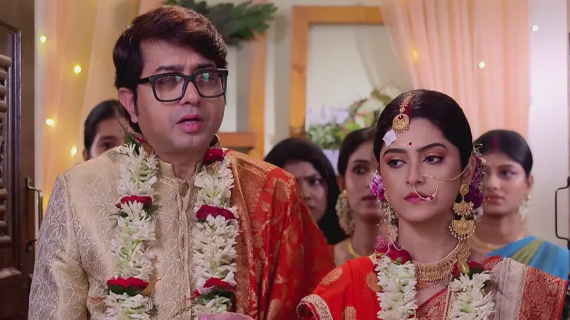 Brinda Harasses Shyamoli - Kon Gopone Mon Bheseche