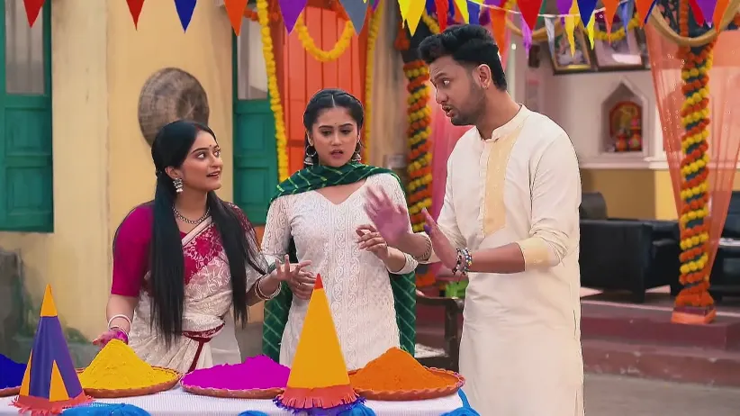 Shree Applies Colour to Suhasini's Feet - Amar Sangi