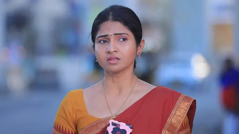 Vanathi Tries to Stop Arul's Car - Manasellam