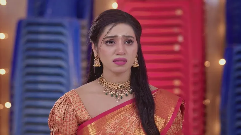 Maya Gets Agitated - Karthigai Deepam