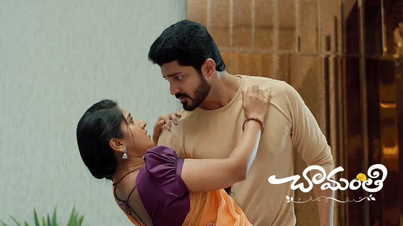 Arun Applies Henna on Roja’s Hands