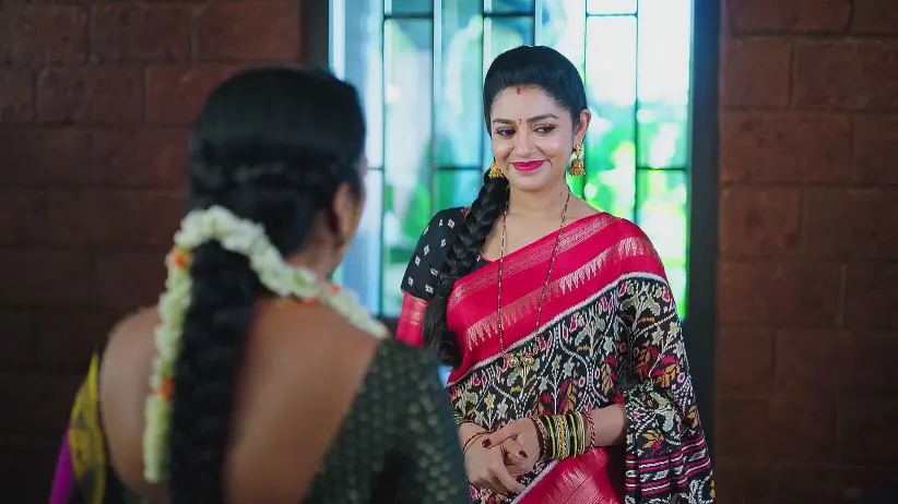 Malli Asks Bhoomika about Her Talk with Srujan - Amruthadhaare