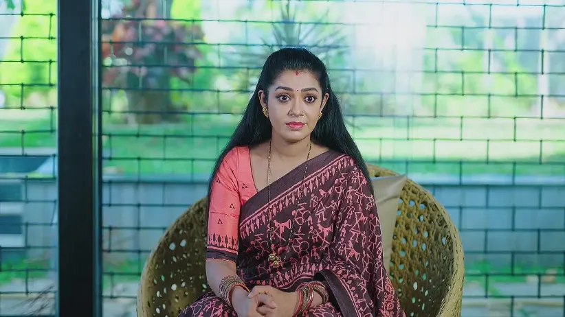 Malli Comforts a Worried Bhoomika - Amruthadhaare