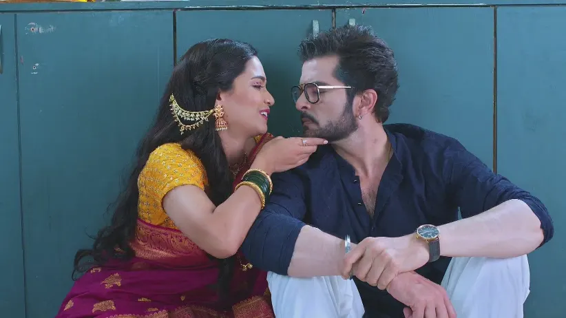 Kishore Helps Durga as She Feels Dizzy