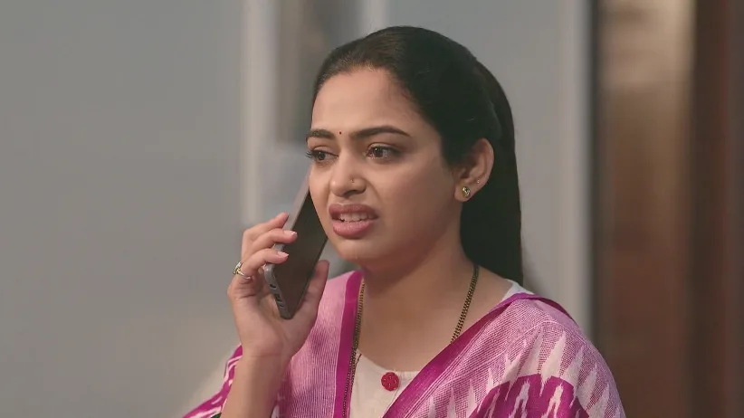 Ambika Seeks Maya's Help - Tula Japnar Aahe