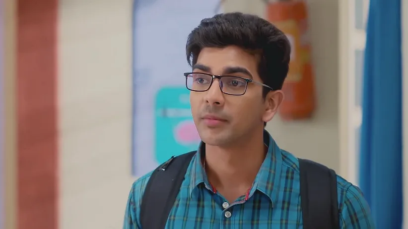 ডিভোর্স পেপার নিয়ে ময়নার সাথে দেখা করতে আসে রোদ্দুর