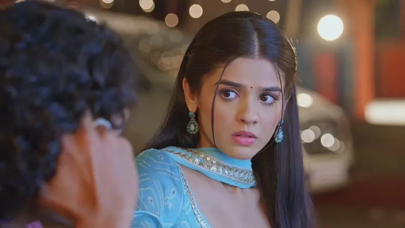 Bhavesh's Words Make Prarthana Uncomfortable - Kumkum Bhagya